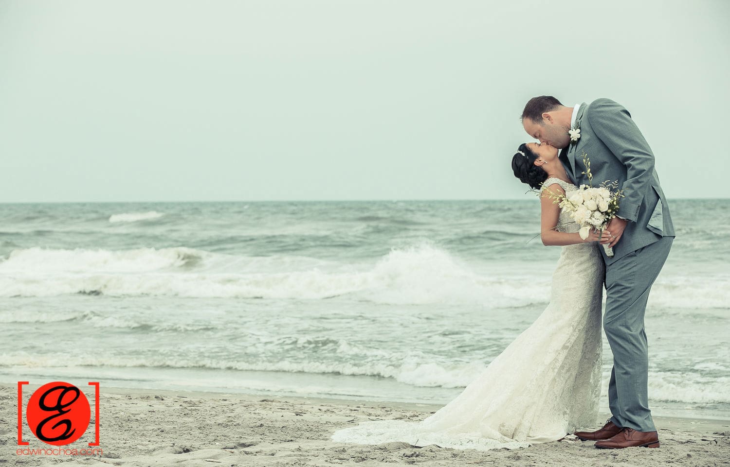 Susan and Matthew kiss avalon beach Wedding